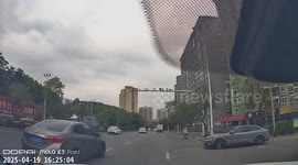 Car crashes into pole after failed chase in Hunan, China