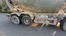 Cement truck blast startles pedestrians in Hubei, China