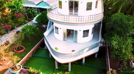 Vietnam’s Floating Yacht House That Welcomes Everyone! In Hoa Tinh commune, Vinh Long province, a one-of-a-kind 3-storey house shaped like a luxury yacht is turning heads. Built by Mr. Cao Van Nam, this architectural marvel stretches 30 meters long and 11