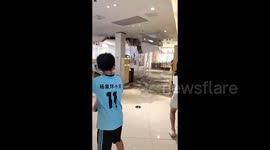Ceiling of a shopping mall in Chongqing suddenly collapses, sewage pours down from above.