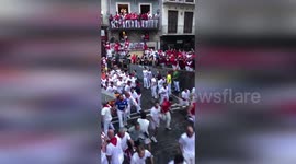 Spain: Bulls Rampage Through Crowded Streets In Sanfermines 2025 Video