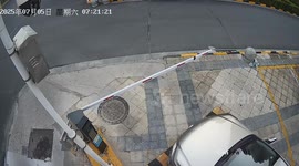 Man struck by barrier arm and bends railing in frustration in Anhui, China