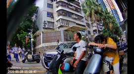 Woman faints at red light with her child on motorcycle in Guangdong, China
