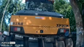 Terrifying moment road roller slips off truck and crashes into following vehicles