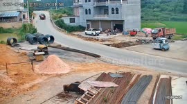 三轮车拐弯时侧翻  自行站立继续行驶