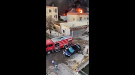Crowd overturns car blocking fire escape during blaze in Guangdong, China