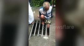 Elderly man’s leg trapped in iron grill, prompt official response ensures timely rescue from painful ordeal