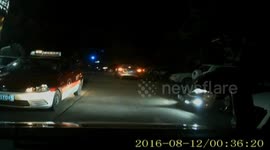 佛山:疯狂司机连撞20台车逃逸 街坊被吓坏