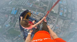 Couple climbs world's highest construction site