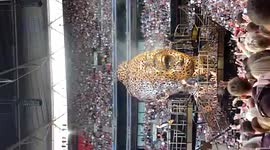 Robbie Williams Classy Microphone Drop