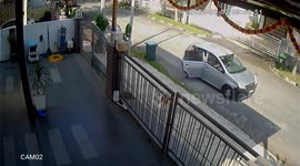 Resident shocked by delivery worker throwing parcel like a rugby ball