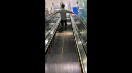 Elderly man shows impressive strength on escalator in Chongqing, China
