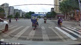 Electric motorcycle crashes after canopy detaches in Yunnan, China