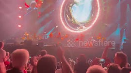 Fans sing along at Jeff Lynne & ELO farewell show in Manchester, England