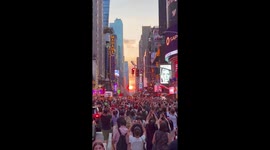 Crowd captures stunning Manhattanhenge sunset in New York, USA