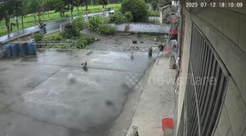 Truck crashes into parking area and vacant land in Guangdong Province, China