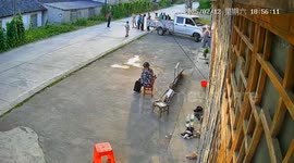 Fire breaks out during cigarette lighting near pickup in Hubei, China