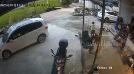 Man struck by swing after child lets go in Zhejiang, China