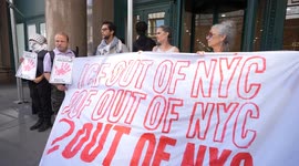 US: Anti-ICE protesters block Palantir office entrance in New York City (2)