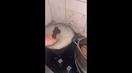 Pan catches fire during unexpected cooking mishap in Shandong, China