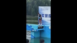 Contestant falls into water during obstacle course showdown in China