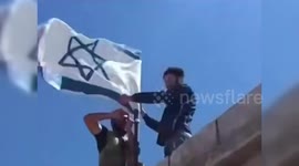 Syria: Druze Fighters Raise Israeli Flag in Sweida Amid Clashes with Syrian government forces