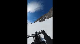 Snowbikers escape sudden avalanche in Kirovsk, Murmansk Oblast, Russia