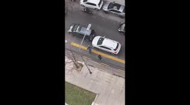 Black car reverses into white car before fleeing in Almagro, Buenos Aires, Argentina