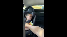 Sleepy toddler clings onto lollipop in viral post-Disneyland snooze