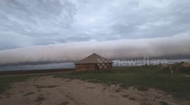 Giant tidal wave cloud rolls across horizon in Colorado