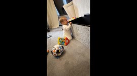 Mom's noisy tune stops baby girl's tears and makes her dance