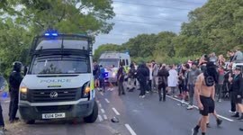UK: Eight Officers Injured as Clashes Erupt Outside Epping Hotel Housing Asylum Seekers