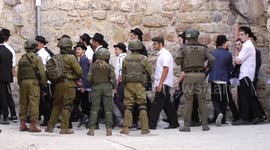 Illegal Israeli settlers raid Hebron’s Old City under military protection