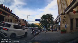 Man pinned by motorcycle then hit by car in Zhejiang, China