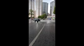 Motorcyclist stunned by isolated rain patch in Hunan, China