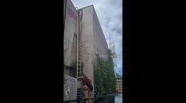 Graffiti artist tags Georgian building amid police presence
