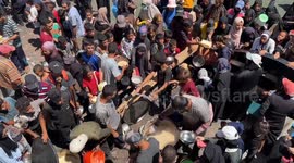 Charity distributes meals to displaced Palestinians in central Gaza