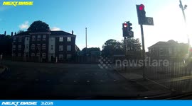 Car jumps queue of cars in wrong lane to go through a red light