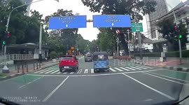 Passing motorist seen dragging woman along pavement by alleged snatchers