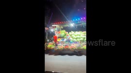Eye-catching mobile stall captivates locals in China with array of delicious fruits