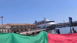 Greece: Greek protesters block Israeli cruise ship on Syros island