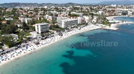 Blistering heat draws crowds to Antibes beaches in southern France