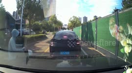 Speeding scooter collides with another during lane split attempt in Hubei, China