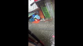 Hero postman delivers package through waist-deep floods in the Philippines