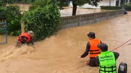 Army rescues stranded locals as flood hit northern Thailand