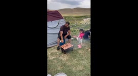 Camping mishap: Skewered food falls into dirt after grill failure in Istanbul, Turkey