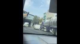 Delivery truck blocks 10-wheeler in near-collision on Mexico City, Mexico