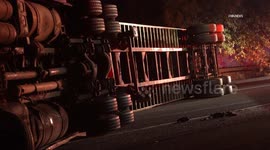 US, Los Angeles: Compton Semi-Truck Rollover Causes Major Traffic Disruption
