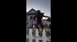 House brings the true Halloween vibe with its spooky  front yard setup