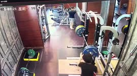 Gymgoer botches removing barbell weights